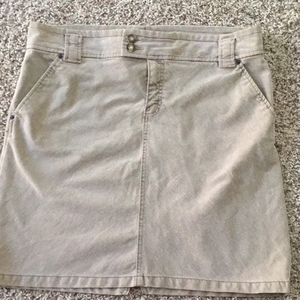 Gap skirt